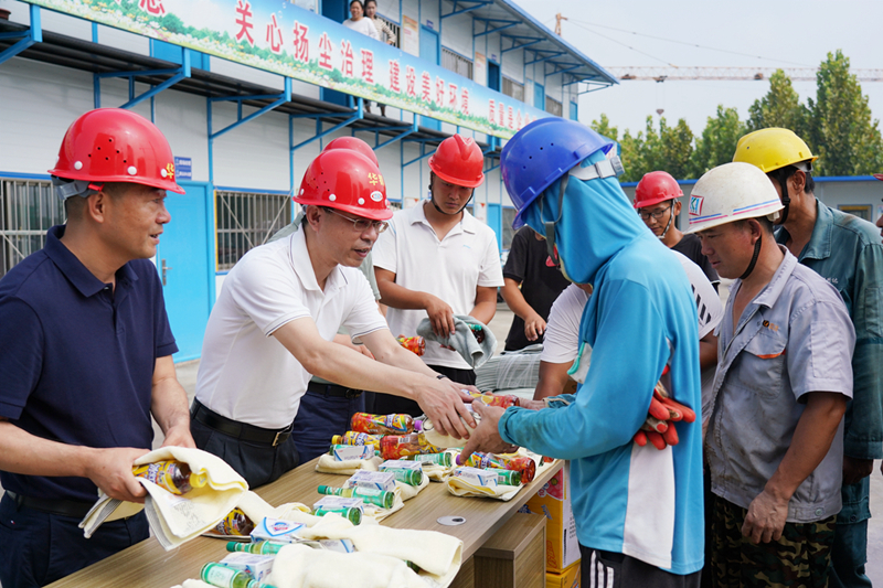 防暑降溫保生產(chǎn) 領導送涼沁人心